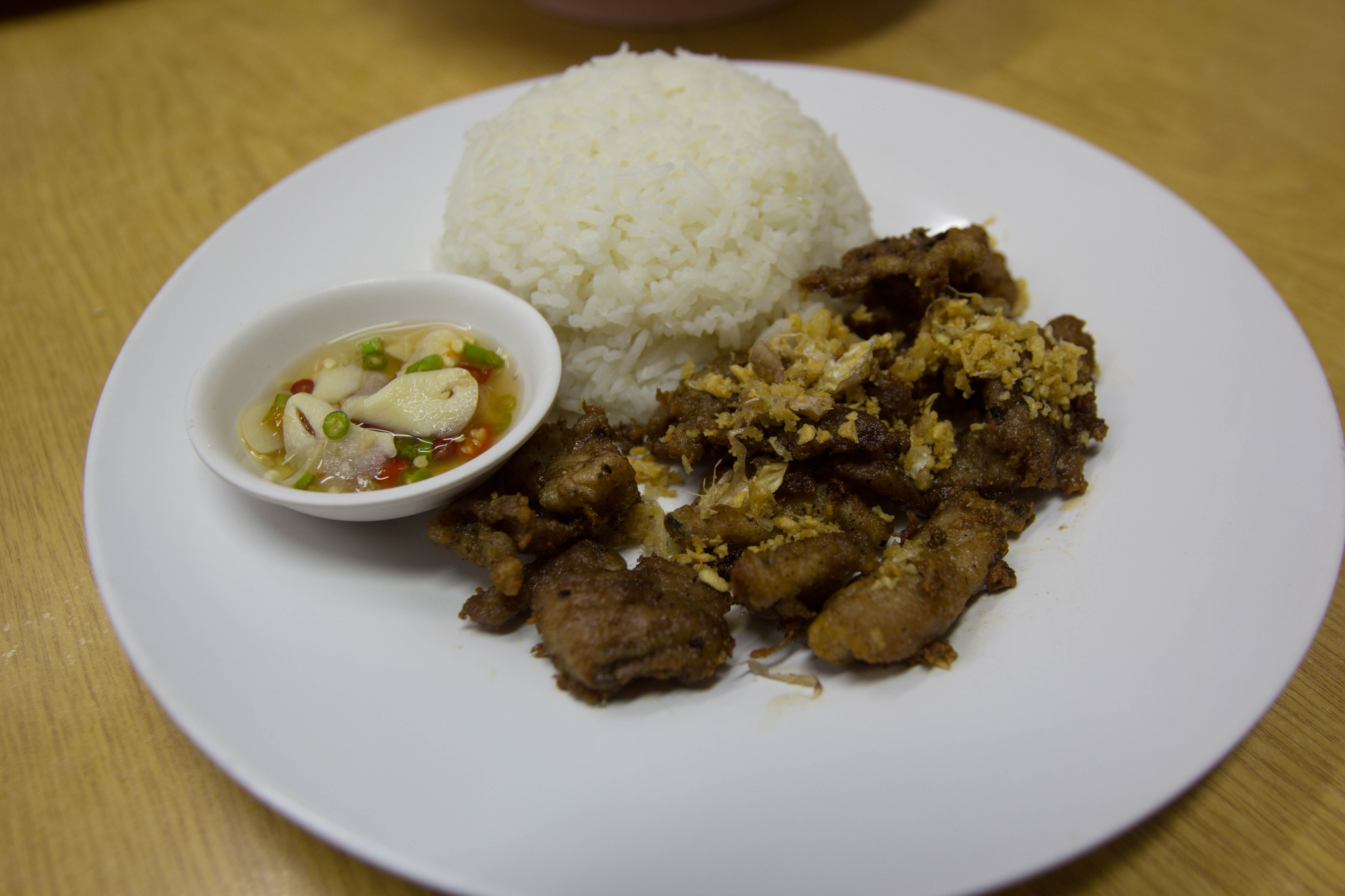 ครัว ปะ-หยัด(ข้าวหมูทอดกระเทียม)